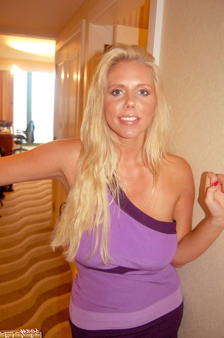 16P Blonde DD MILF lutscht und fickt einen großen Schwanz