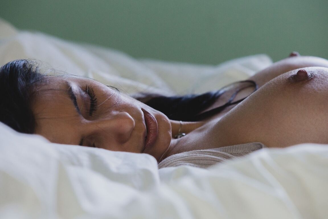 20P Versaute Schönheit mit tollen großen Titten Sofia Cucci reitet einen leckeren Schwanz auf einem Bett