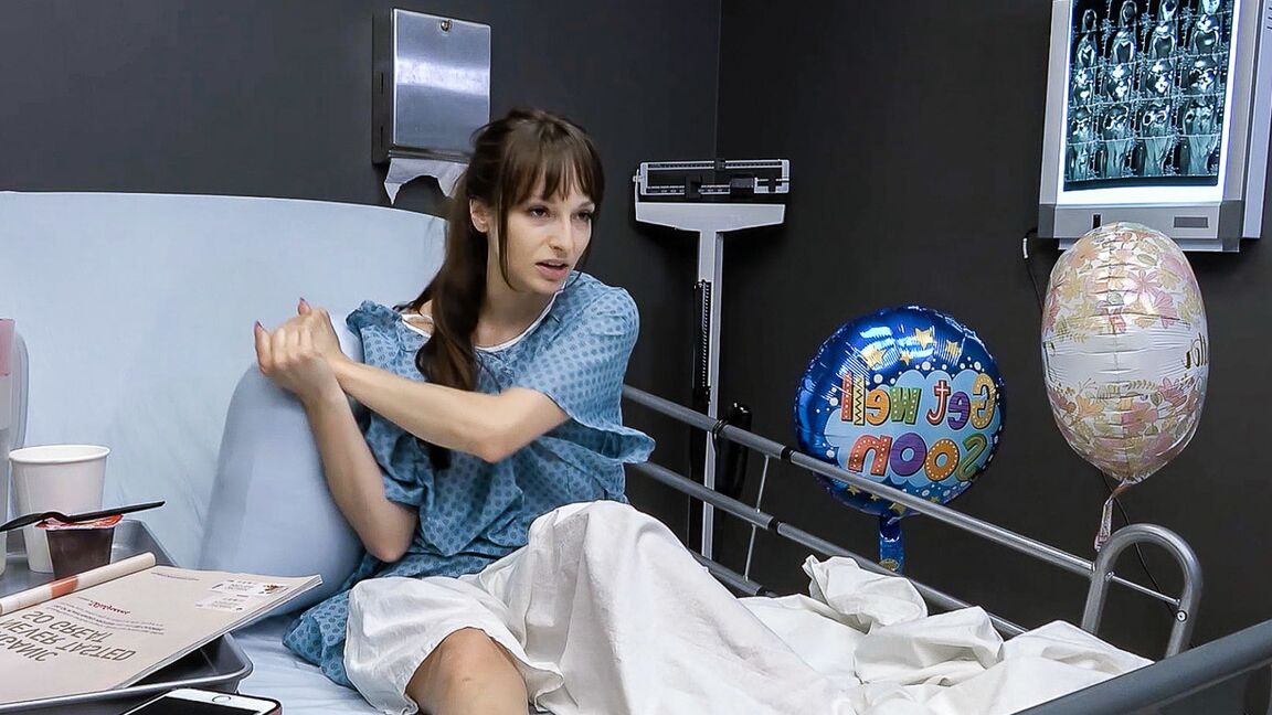 21P MILF com peitos grandes Lexi Luna se masturba antes de dar uma punheta em um médico