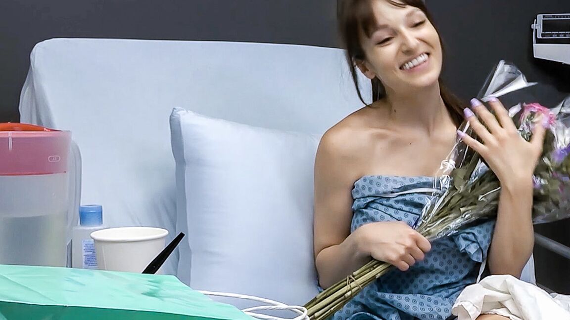 21P MILF com peitos grandes Lexi Luna se masturba antes de dar uma punheta em um médico