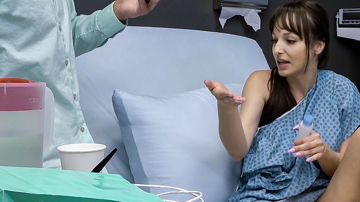 21P MILF com peitos grandes Lexi Luna se masturba antes de dar uma punheta em um médico