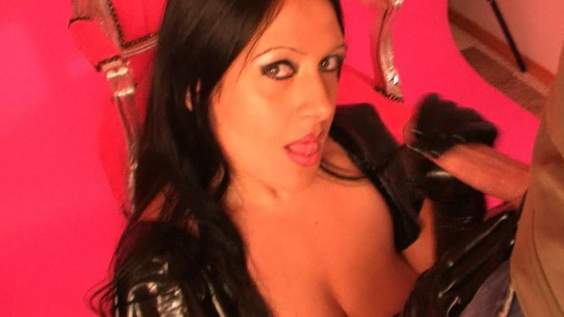 16P Bilder Versaute Latexschlampe im Pink Room Blowjob und Handjob mit langem