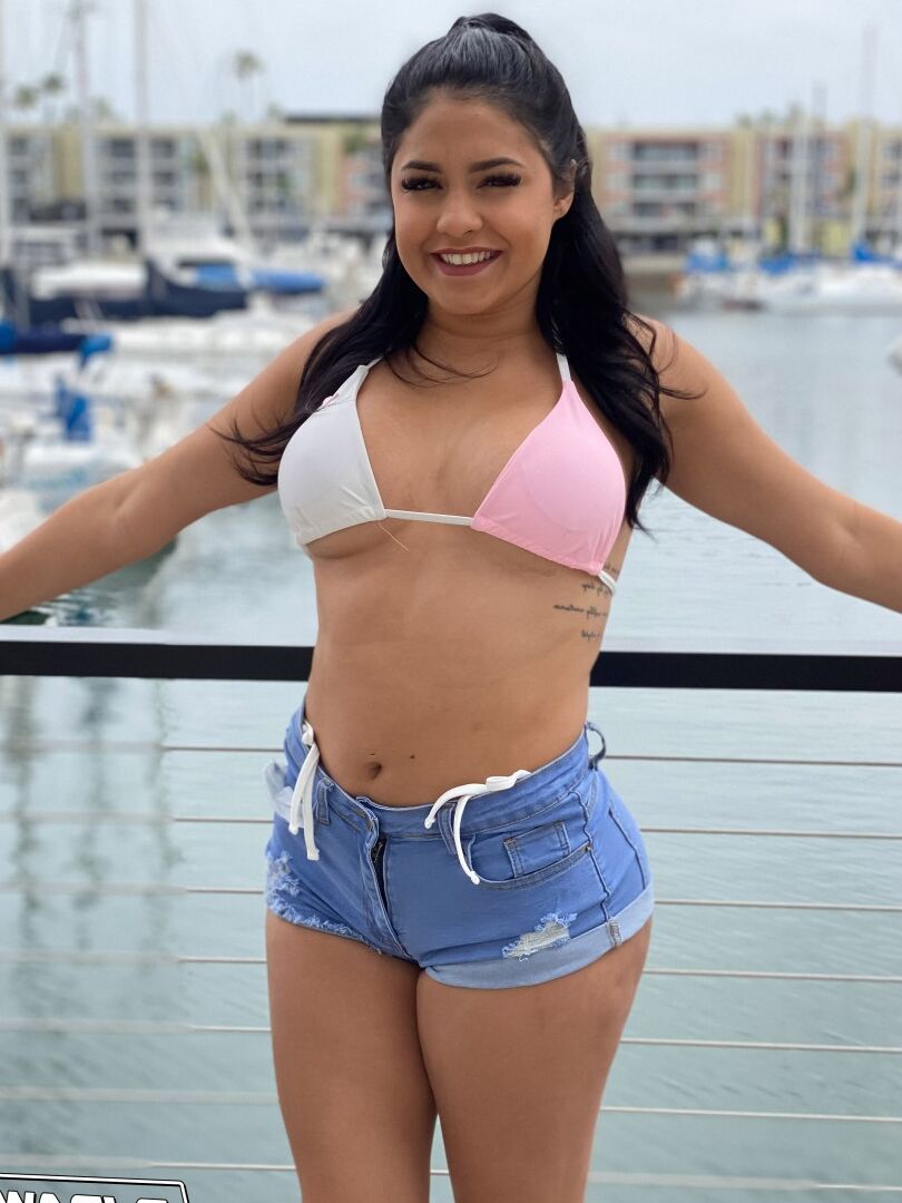 20P La joven latina Serena Santos modela en bikini antes de una mamada de lamida de culo