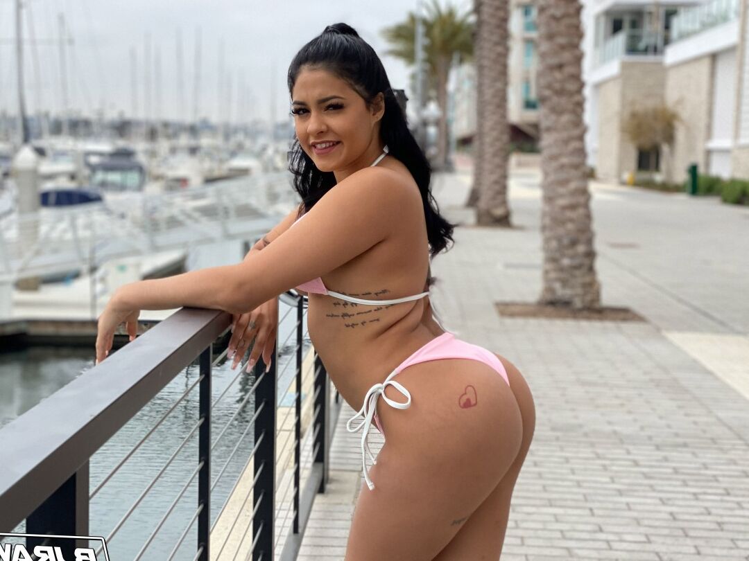 20P La joven latina Serena Santos modela en bikini antes de una mamada de lamida de culo