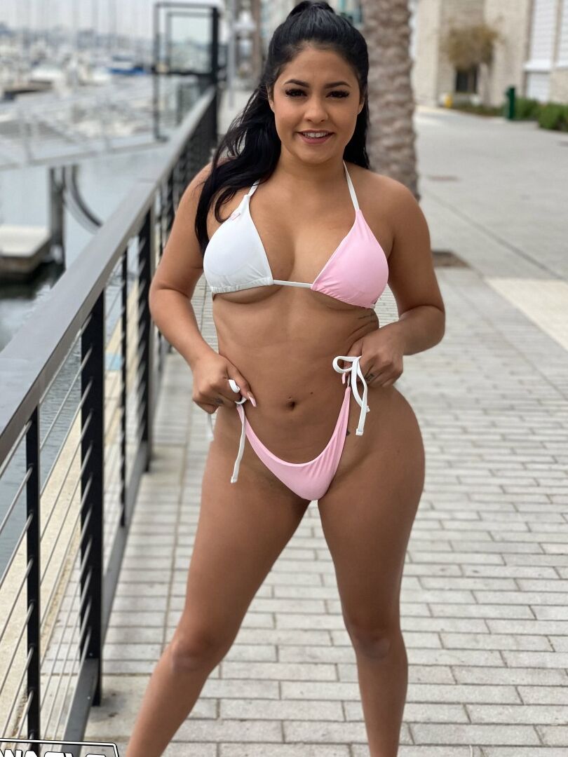 20P La joven latina Serena Santos modela en bikini antes de una mamada de lamida de culo