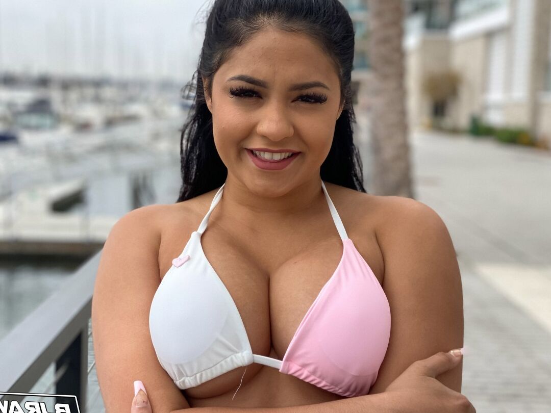20P La joven latina Serena Santos modela en bikini antes de una mamada de lamida de culo