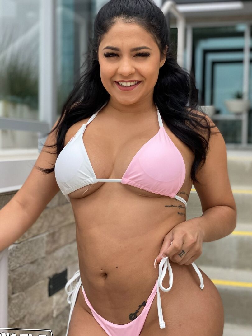 20P La joven latina Serena Santos modela en bikini antes de una mamada de lamida de culo