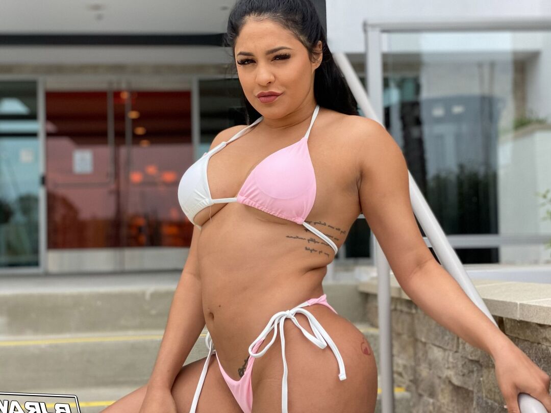20P La joven latina Serena Santos modela en bikini antes de una mamada de lamida de culo