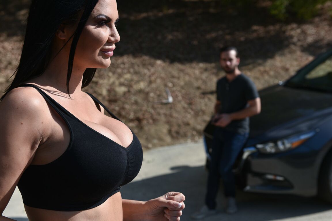 21P Morena MILF Jasmine Jae exibindo seus peitos grandes