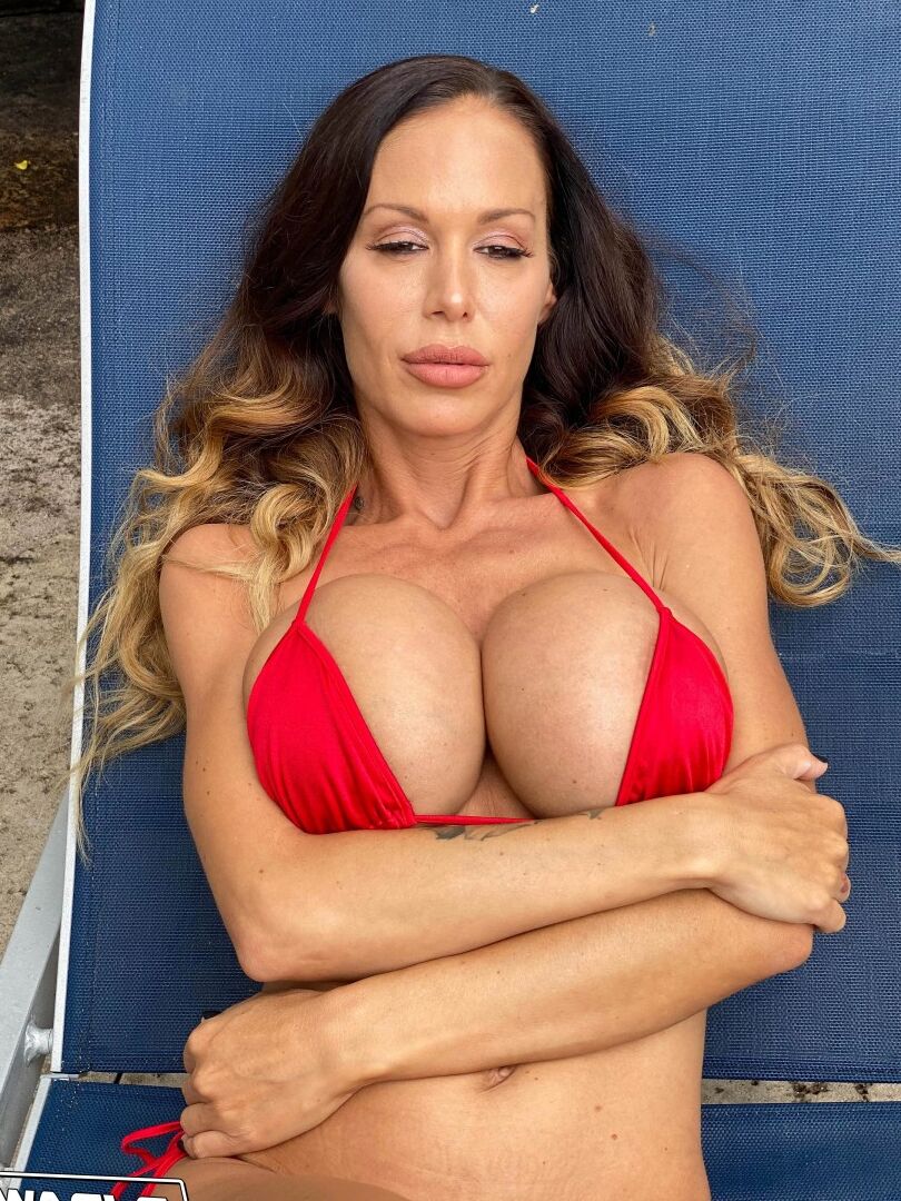 20P La tetona británica Mckenzie Lee pierde el bikini durante una mamada comiendo semen