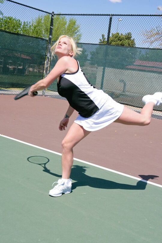21P La chaude joueuse de tennis américaine Savannah Stern révèle ses faux et se fait percuter