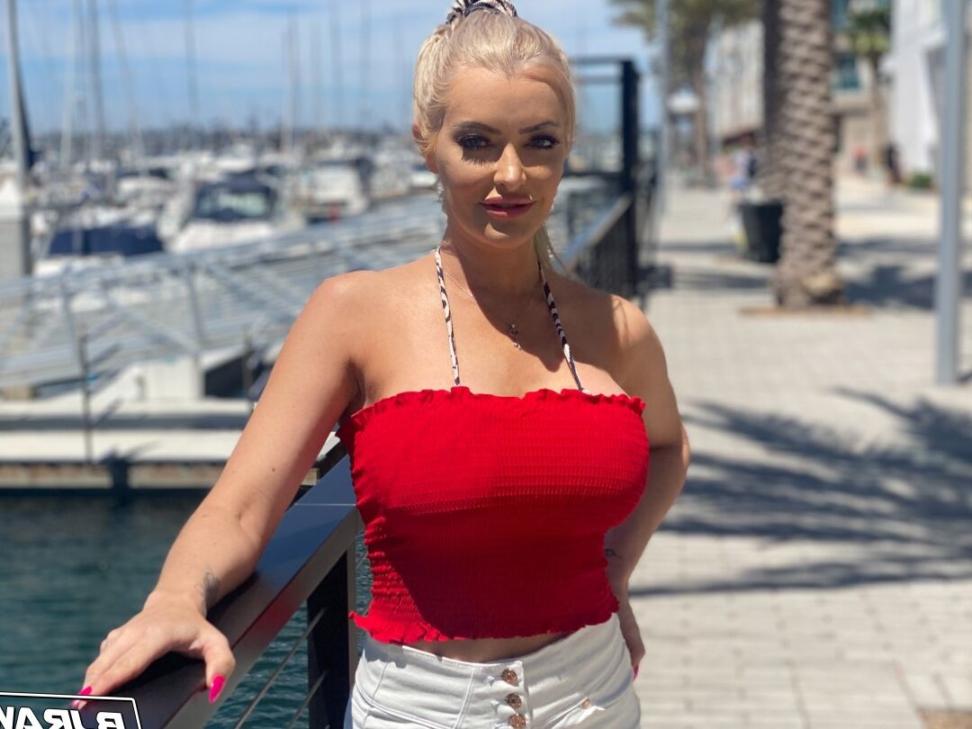 20P Sexy blonde Linzee Ryder models a bikini at a harbour before an ass licking BJ