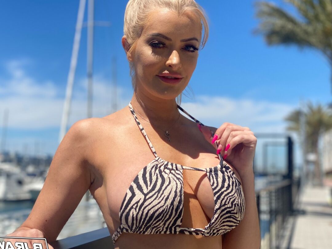 20P Sexy blonde Linzee Ryder models a bikini at a harbour before an ass licking BJ