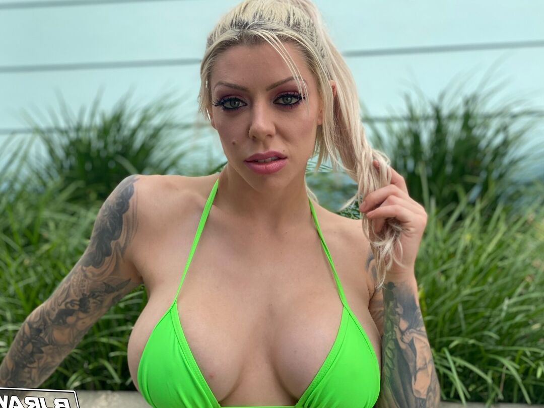 20P Die tätowierte Blondine Karma Rx modelliert einen Bikini vor einem POV-Blowjob mit Arschlecken