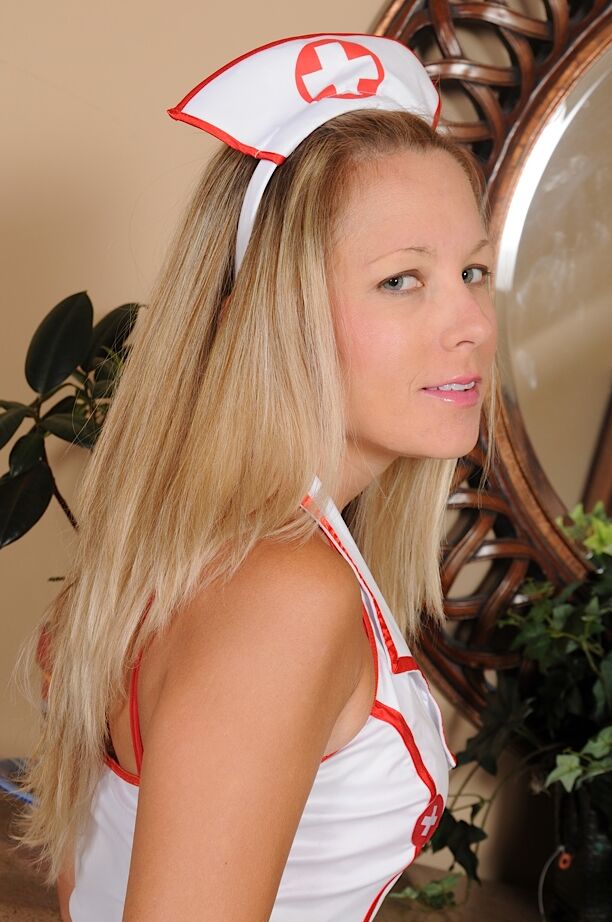 15P Sacanagem MILF Enfermeira Chelsea Dunes tira a bunda nua