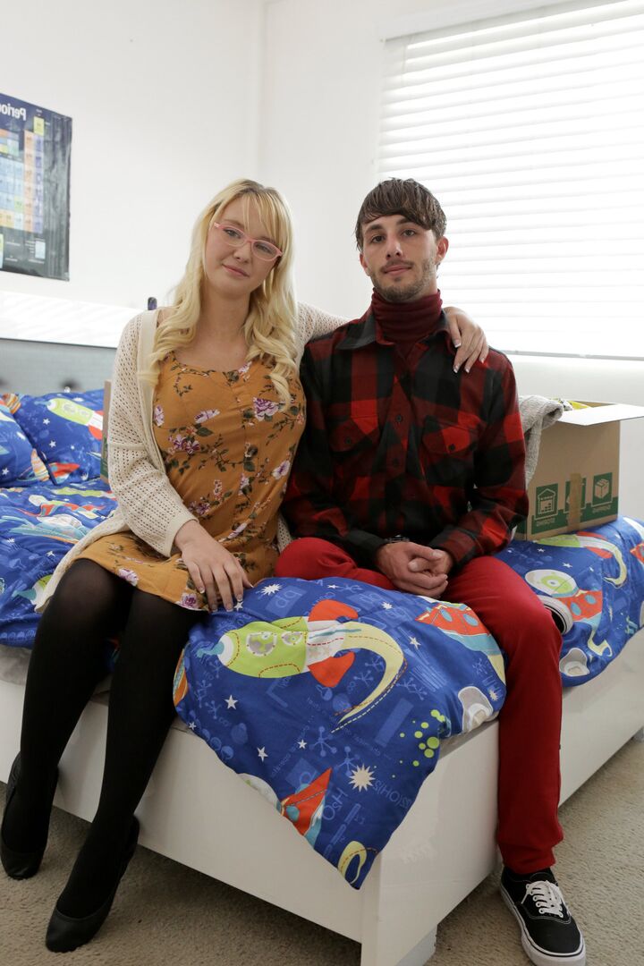 16P La blonde aux gros seins Paisley Porter arbore un creampie après la reconstitution d'une sitcom XXX