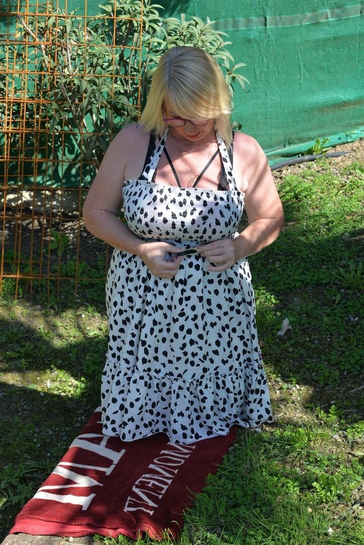16P Melody, blonde mature et grasse, découvre ses gros seins flasques dans un jardin