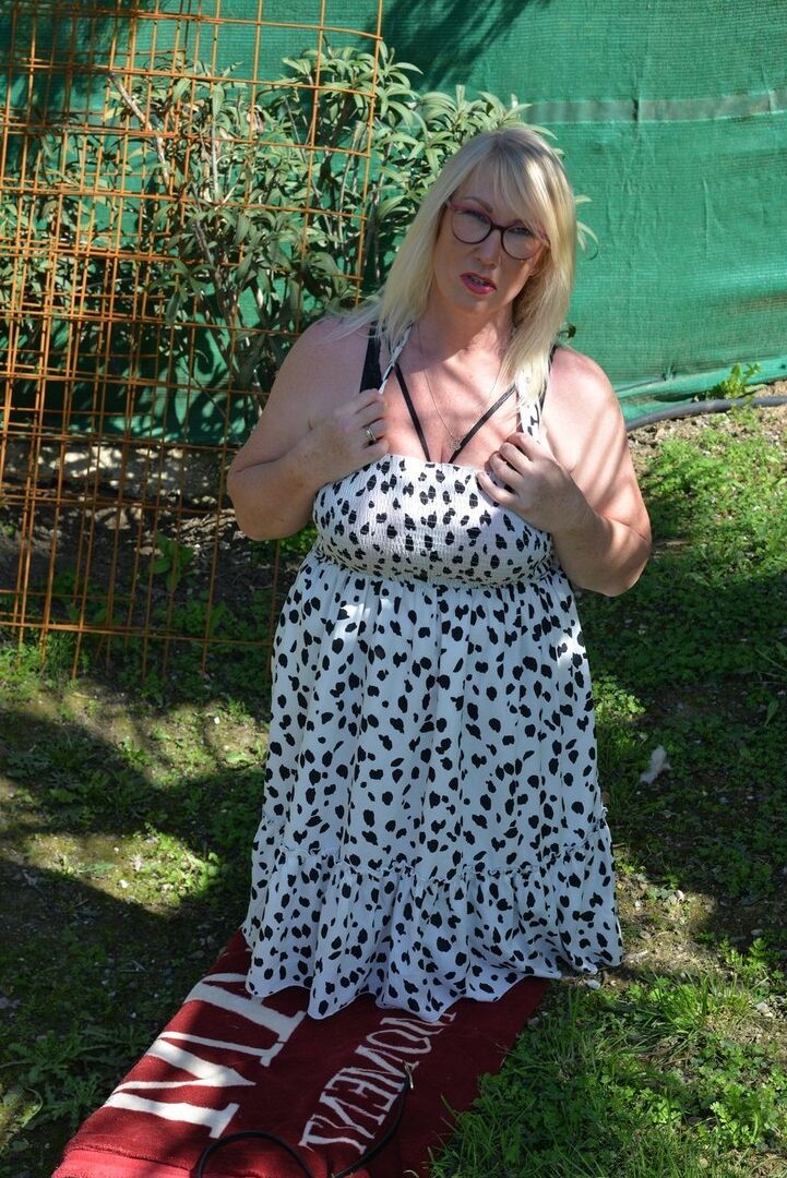16P Melody, blonde mature et grasse, découvre ses gros seins flasques dans un jardin
