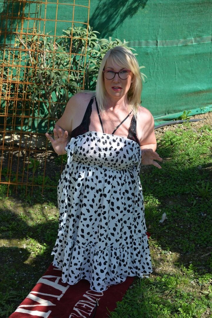 16P Melody, blonde mature et grasse, découvre ses gros seins flasques dans un jardin