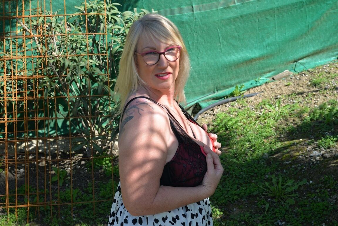 16P Melody, blonde mature et grasse, découvre ses gros seins flasques dans un jardin