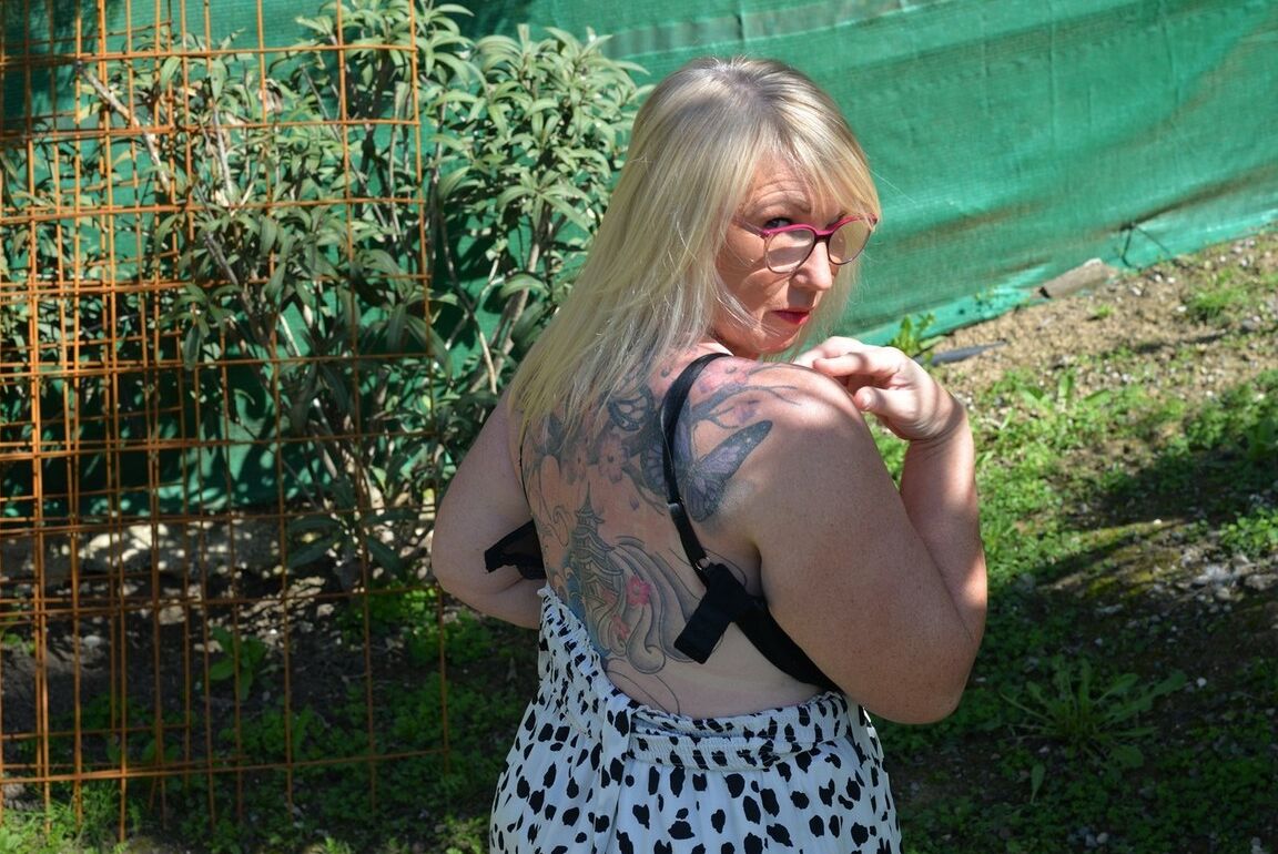 16P Melody, blonde mature et grasse, découvre ses gros seins flasques dans un jardin