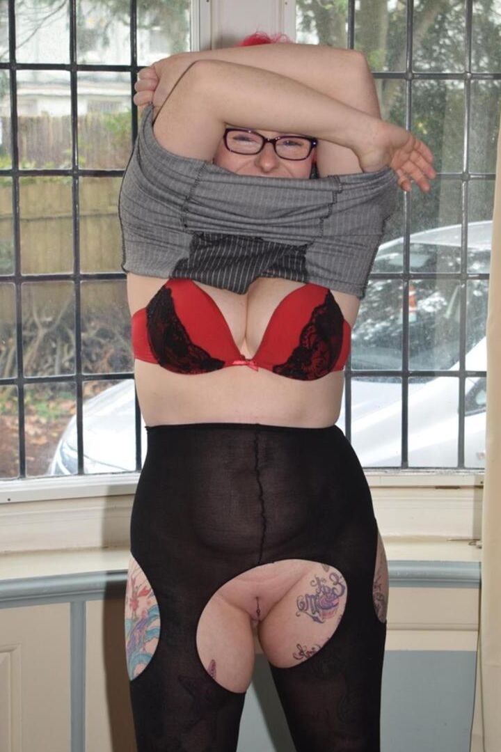 16P La gruesa amateur Mollie Foxxx se desnuda mientras usa pantimedias sin entrepierna