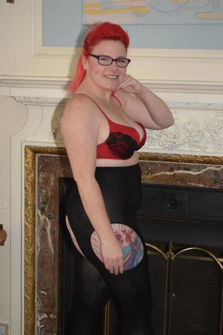 16P La gruesa amateur Mollie Foxxx se desnuda mientras usa pantimedias sin entrepierna