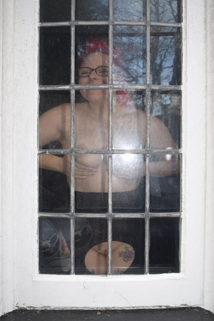 16P La gruesa amateur Mollie Foxxx se desnuda mientras usa pantimedias sin entrepierna