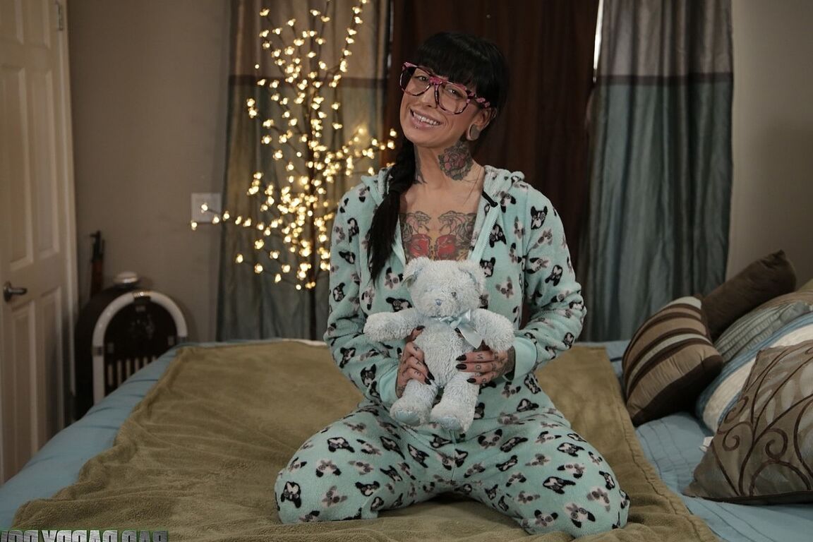 20P Das tätowierte Babe mit Brille Jessie Lee zeigt ihre großen falschen Titten auf einem Bett