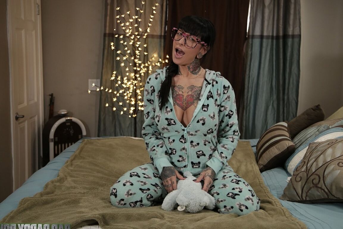 20P Das tätowierte Babe mit Brille Jessie Lee zeigt ihre großen falschen Titten auf einem Bett