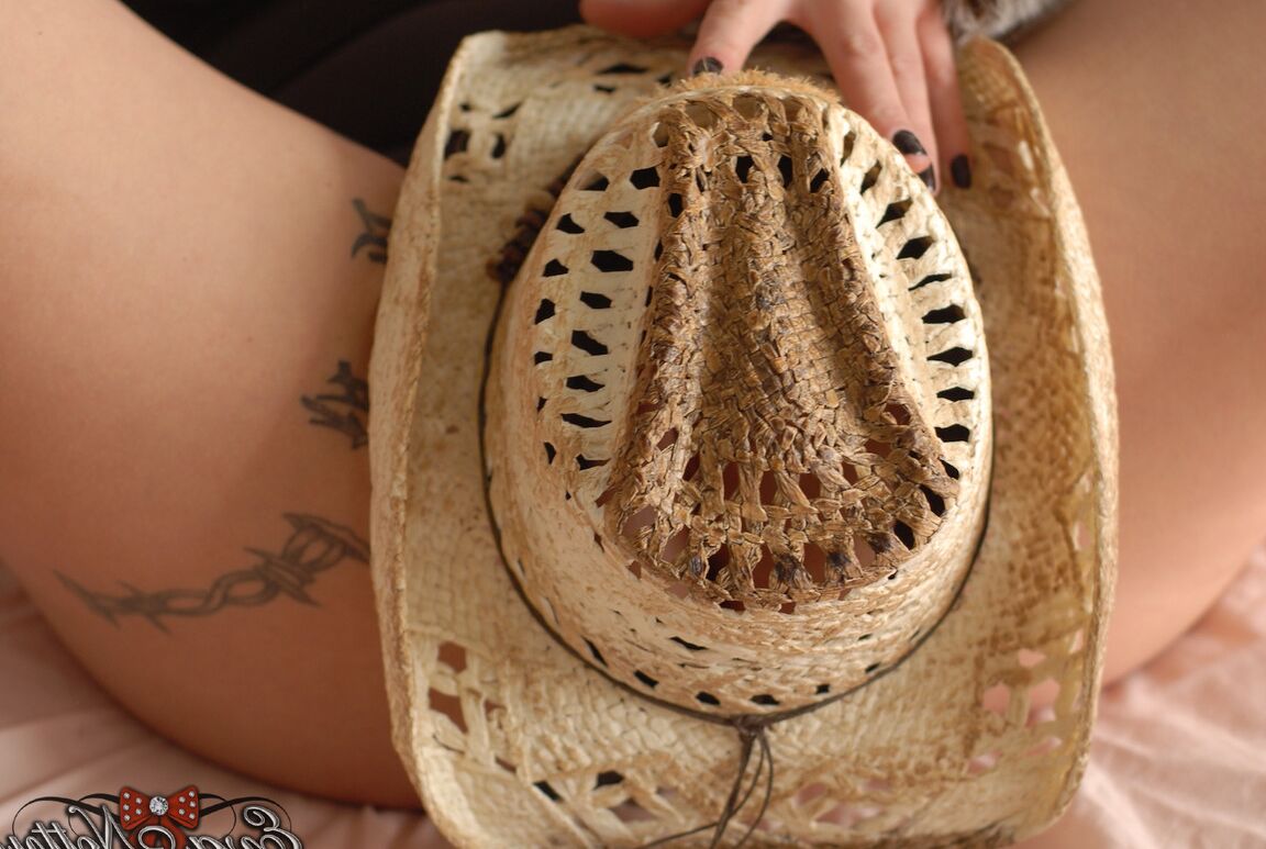 21P Cowgirl peituda Eva Notty brincando com sua buceta raspada com tesão com um vibrador azul