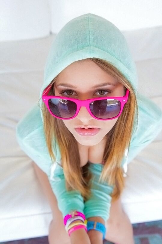 16P Adolescente follable de buen culo Teddi Rae quitándose la ropa