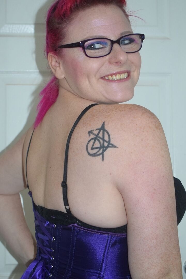 16P Tattooed chick Mollie Foxxx goes topless in a satin waist cincher and glasses