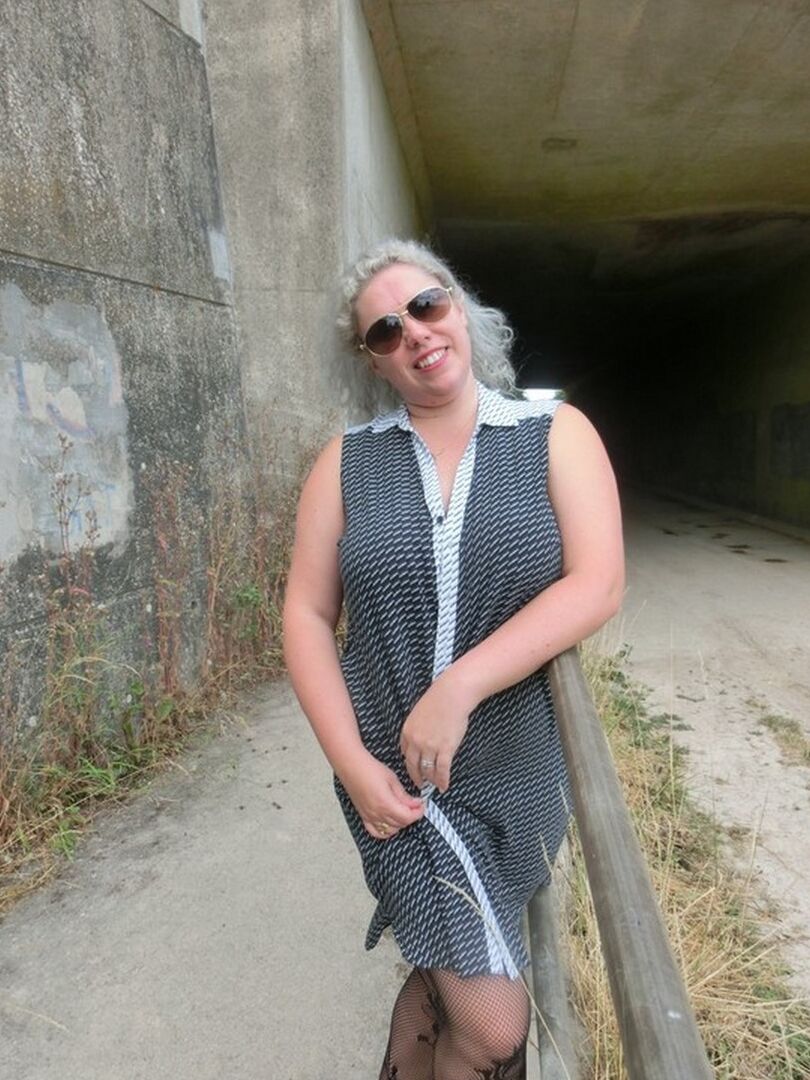 16P Barby, blonde plus âgée, se masturbe avec un vibromasseur tout en s'exposant à l'extérieur