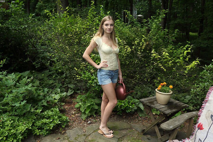 15P Amadora Hannah Hawthorne brinca com sua buceta no jardim depois de mostrar seios empinados
