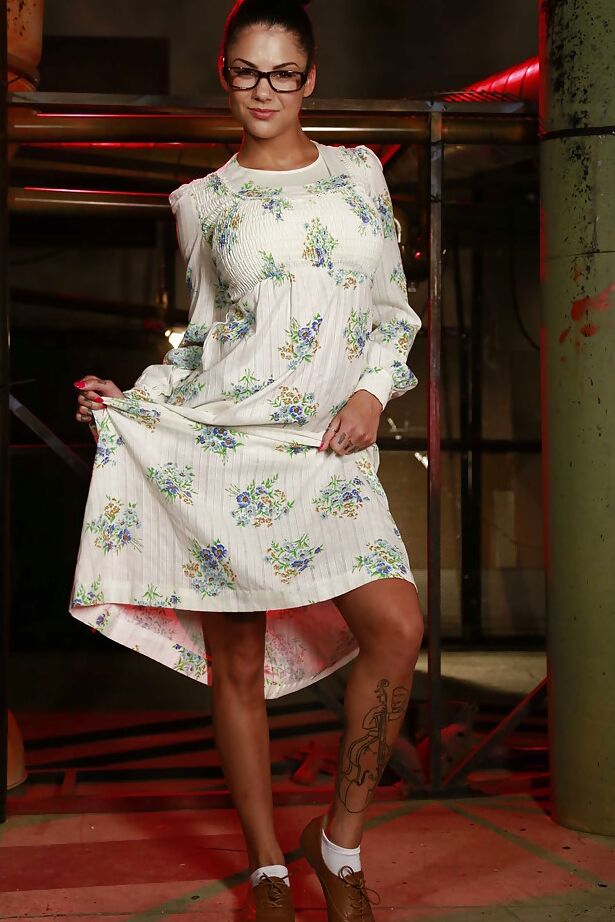 16P A gata tatuada Bonnie Rotten está de óculos e está se masturbando