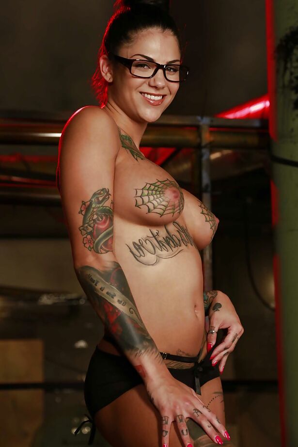 16P A gata tatuada Bonnie Rotten está de óculos e está se masturbando