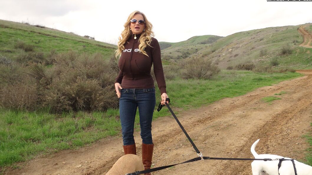 16P A vagabunda mais velha Kelly Madison libera peitos grandes gigantes na natureza