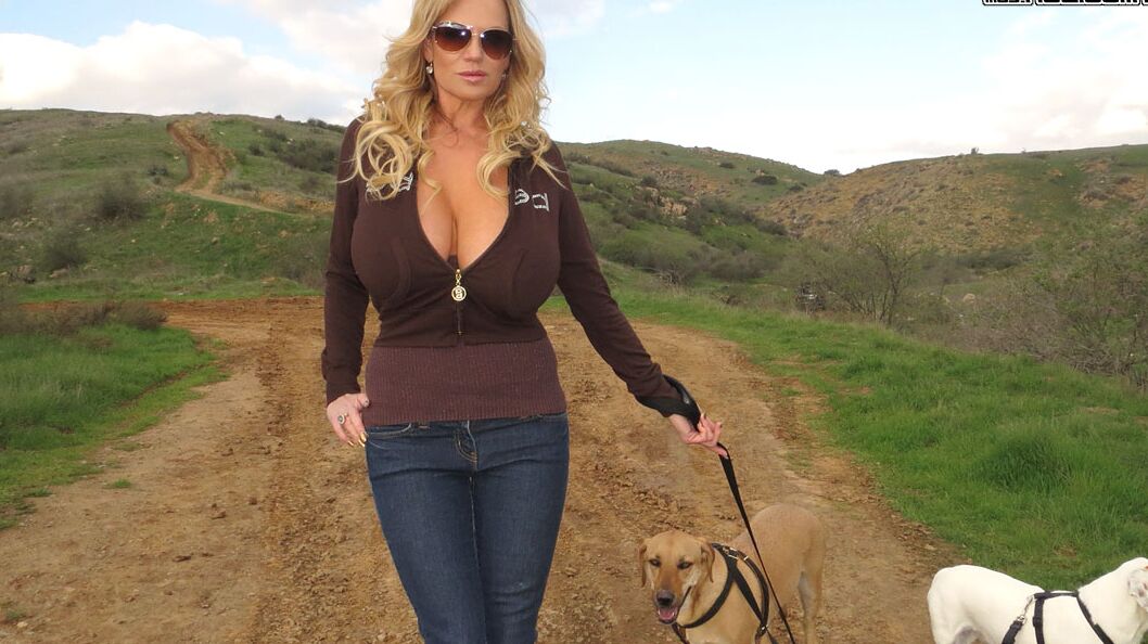 16P A vagabunda mais velha Kelly Madison libera peitos grandes gigantes na natureza