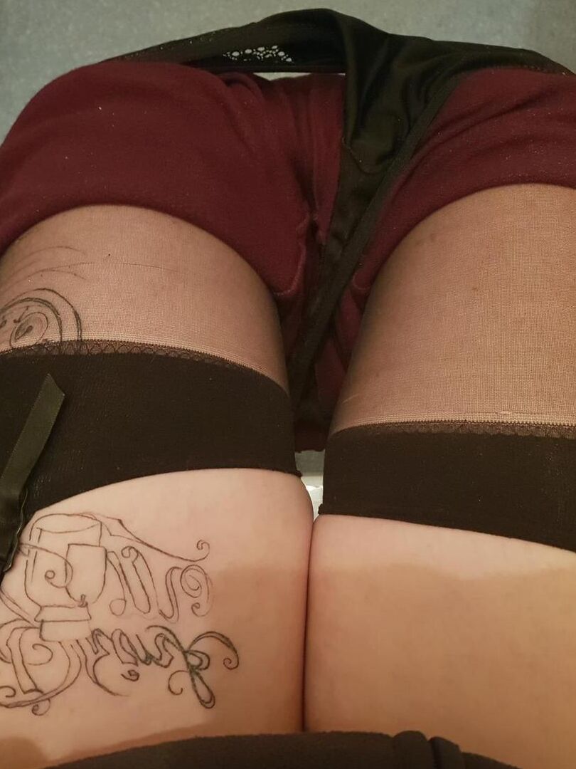 16P Middle-aged redhead Mollie Foxxx displays her shaved pussy with her glasses on