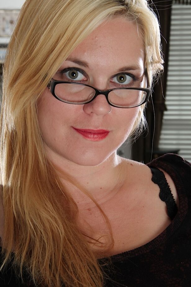 16P Fatty Milf de óculos Lindsay Jackson está se despindo diante das câmeras