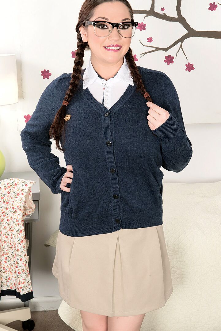 16P Kate Marie desfaz as tranças depois de tirar a roupa da escola para ficar nua