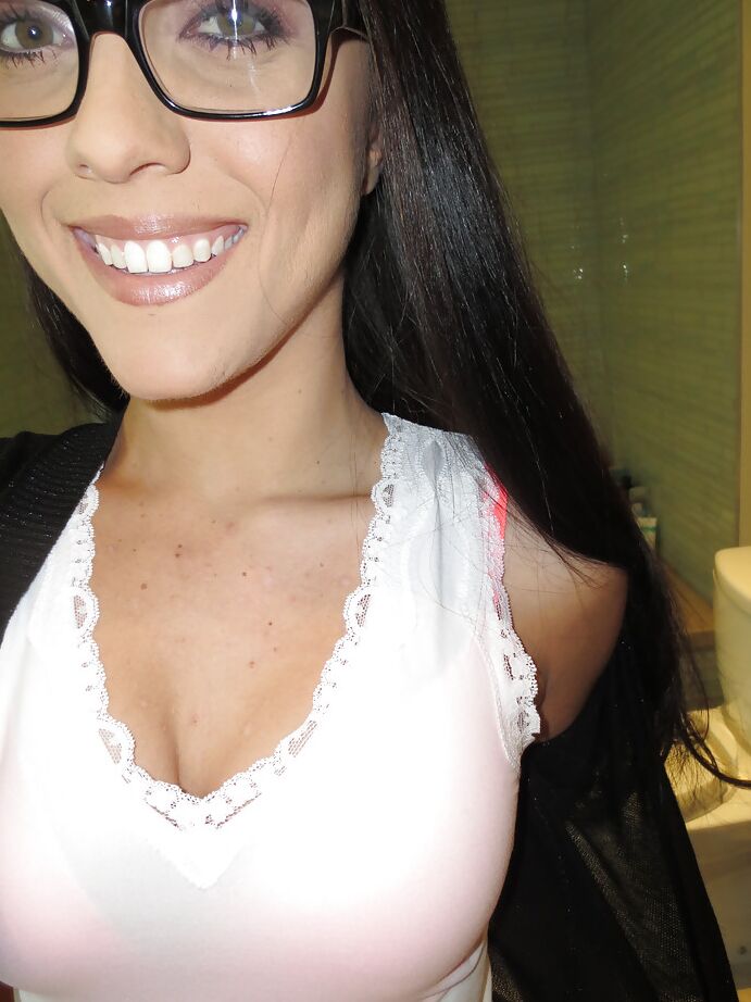 16P Pretty babe in glasses Roxanne Rae stripping and picturing herself