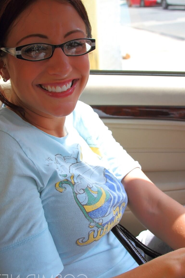 16P Jordana, vêtue de lunettes, soulève sa chemise