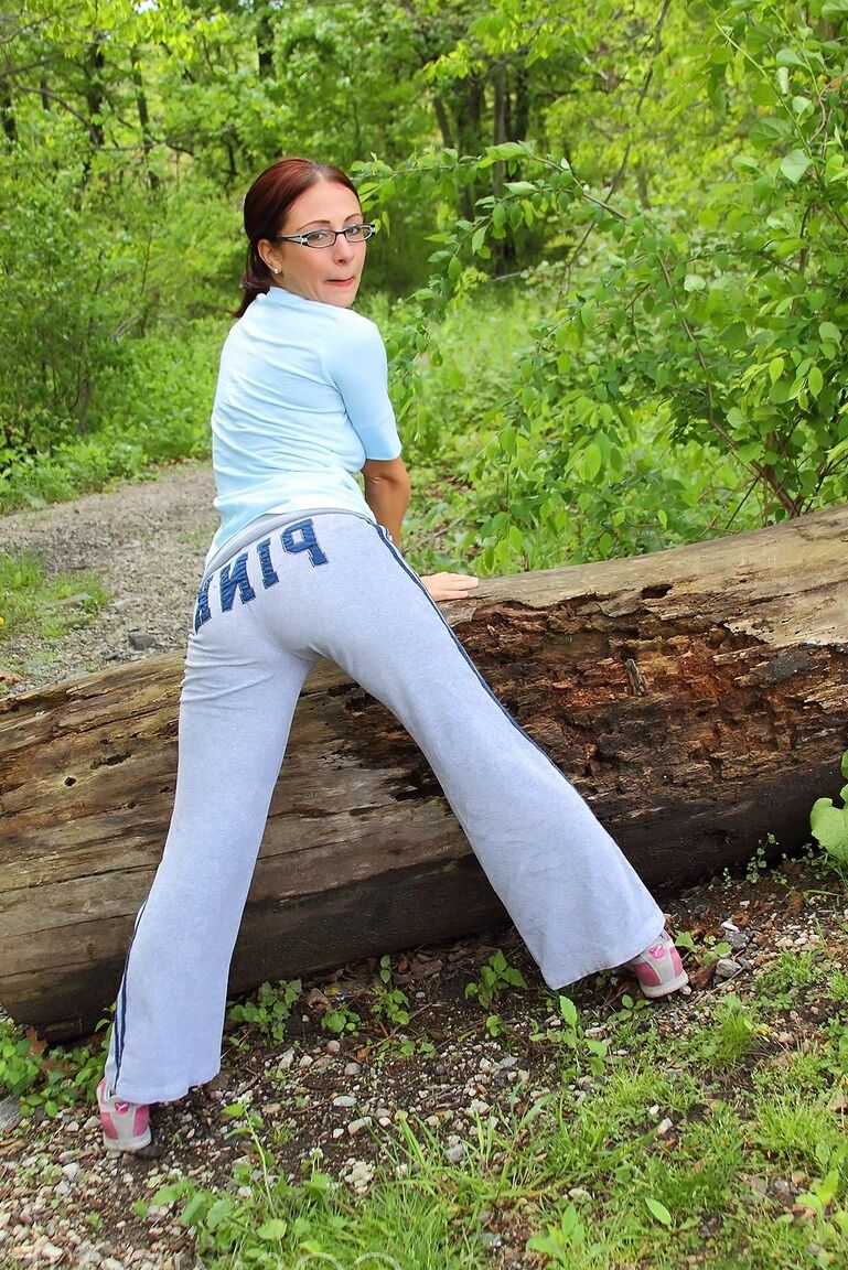 16P Jordana, vêtue de lunettes, soulève sa chemise
