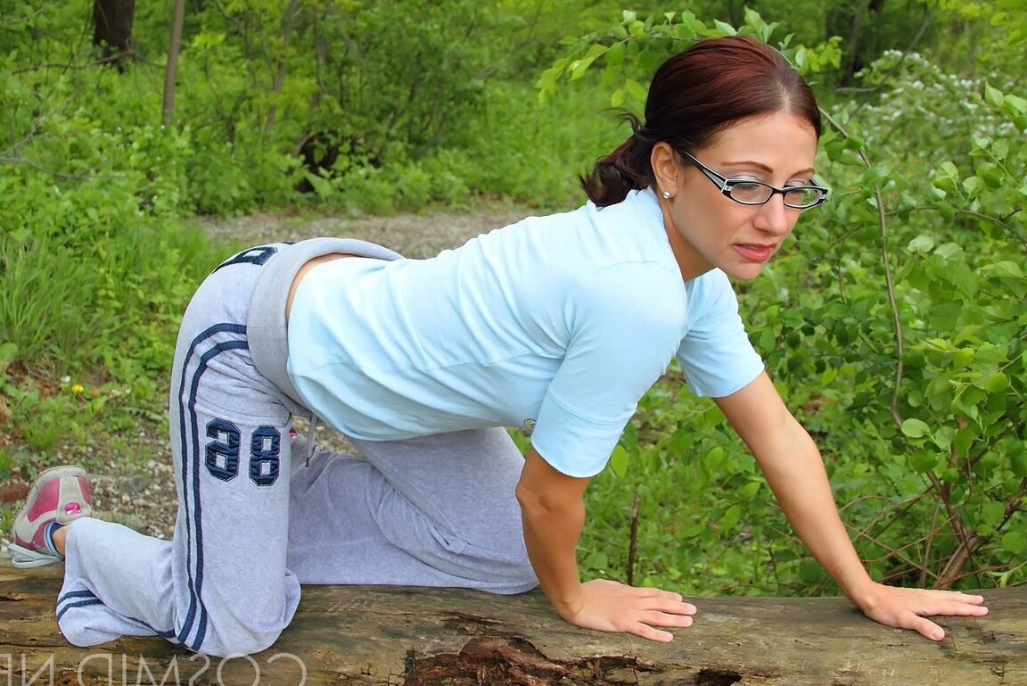 16P Jordana, vêtue de lunettes, soulève sa chemise
