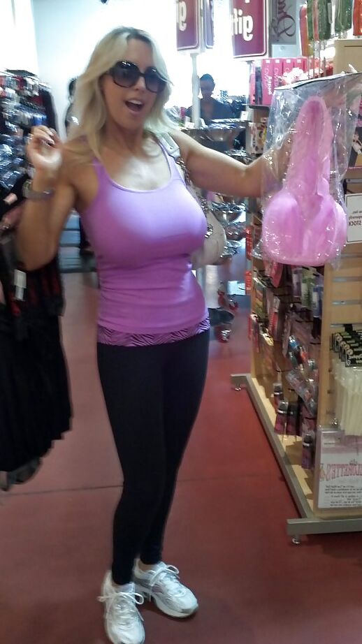 16P Deportiva rubia tetona MILF con gafas de sol Esposa posando al aire libre