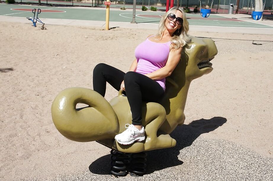 16P Deportiva rubia tetona MILF con gafas de sol Esposa posando al aire libre