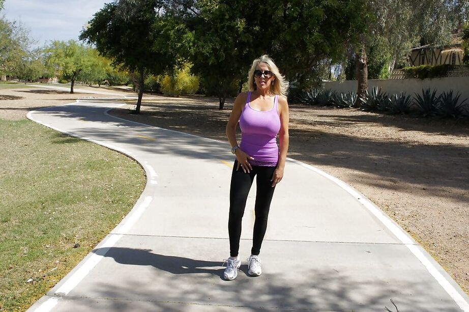 16P Deportiva rubia tetona MILF con gafas de sol Esposa posando al aire libre