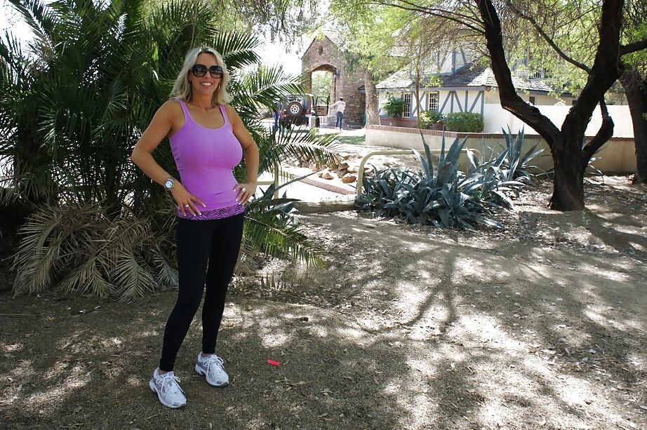 16P Deportiva rubia tetona MILF con gafas de sol Esposa posando al aire libre